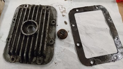 DSC_4531.JPG (173.62 KiB) 298955 mal betrachtet Dichtung der Öl-Schraube wurde entweder vergessen oder sie hat sich aufgelöst.