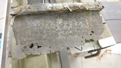 DSC_4573.JPG (146.67 KiB) 68600 mal betrachtet Stützblech in der Mitte des Schwellers.. oder der Rest davon